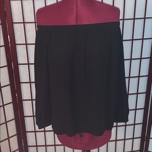 Black off the shoulder blouse🖤